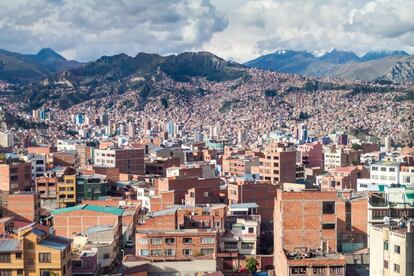 <br>Uno de los destinos preferidos por los viajeros en los últimos tiempos es la capital de Bolivia. <b>Cosmopolita y colorida</b>, el visitante puede pasar un día entero con apenas 25 €. Desde allí, se pueden visitar los restos templarios de la cultura Tiwanaku, el Parque Nacional Madidi o el Lago Titikaka. Perfecto para senderismo y ciclismo, pero ¡cuidado con la altitud! El aeropuerto internacional de La Paz, El Alto, es el más alto del mundo, ¡a 4061 metros! <b>Vuelos ida y vuelta desde 994€ para puente de diciembre</b> (desde Madrid).