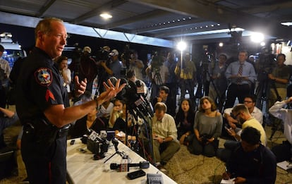 El portavoz de la polic&iacute;a de Waco, William Swanton, da una rueda de prensa sobre la explosi&oacute;n ocurrida en una planta de fertilizantes en la localidad de West, cerca de Waco, Texas.