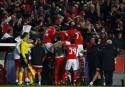 Jugadores y cuerpo técnico del Benfica celebran en el banquillo el gol de Gaitán que les dio la victoria.