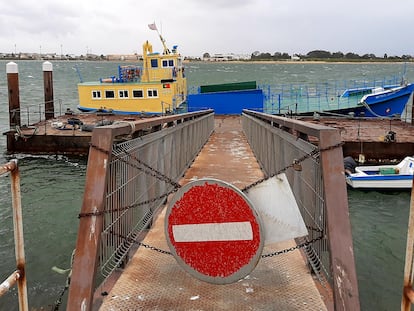 En la imagen, servicio de conexiones fluviales en el Guadiana interrumpido por el cierre de fronteras. En vídeo, vuelo de dron de la Policía Local de Ayamonte para comprobar el cumplimiento de las medidas del estado de alarma.