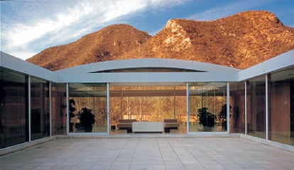 La casa de Shigeru Ban se despliega en torno a un patio a cielo abierto.