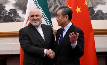 El ministro de Exteriores de China, Wang Yi (der.), habla con su homólogo iraní Mohammad Javad Zarif, el pasado 31 de diciembre.