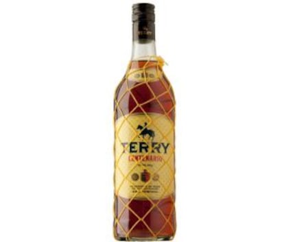 Una botella de Terry Centenario, marca comprada por Emperador.