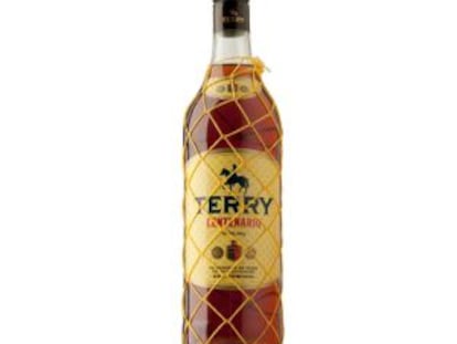 Una botella de Terry Centenario, marca comprada por Emperador.