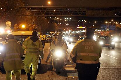 ETA no actuaba en la capital de España desde 2002, aunque después ha intentado perpetrar al menos otros dos atentados (en en Nochebuena de 2003 y en febrero de 2004) que fueron frustrados. El 17 de diciembre de 2002, el guardia civil Antonio Molina Martín murió por los disparos de los etarras Gotzon Aranburu y Jesús María Etxeberria, a quienes trataba de identificar en la vía de servicio de la carretera de La Coruña, a la altura del municipio madrileño de Collado-Villalba. En el tiroteo resultó herido Aranburu, que fue arrestado, mientras que su compañero logró escapar y fue detenido horas después en San Sebastián. En la foto, uno de los objetivos de hoy: la gasolinera Repsol en carretera A-3. En la foto, policías y efectivos de Emergencias en el kilómetro nueve de la A-6.