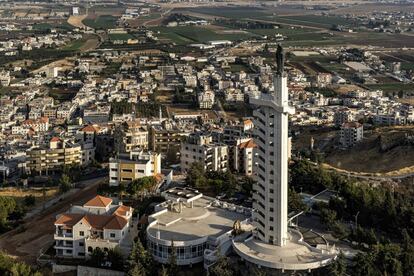 Vista aérea de Nuestra Señora de Zahel y de la Bekaa, un templo consagrado a la virgen María en la ciudad de Zahlé. Casi la tercera parte de los libaneses es cristiana, mientras que los musulmanes constituyen una mayoría de dos tercios.