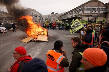 Trabajadores ferroviarios en huelga se manifiestan en la estación de tren de Lyon (sureste de Francia), este martes.
