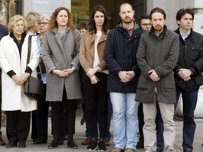 De izquierda a derecha, Manuela Carmena (Ahora Madrid), Ana María Domínguez (Ciudadanos), Rita Maestre (Ahora Madrid), Ignacio de Benito (PSOE) Pablo Iglesias (Podemos) y Percival Manglano (PP) durante el minuto de silencio a las puertas del Palacio de Cibeles. "Estuvimos cuando el atentado de París y estamos hoy para solidarizarnos, para estar con los que en estos momentos están llorando", ha dicho Carmena.