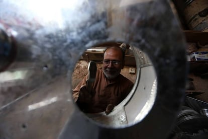 Un hombre fabrica una estufa en una planta en Herat (Afganistán).