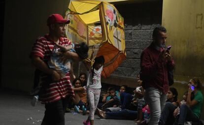 Essa nova caravana é precedida por quatro outras de 2.000 hondurenhos que deixaram San Pedro Sula entre outubro de 2018 e janeiro de 2019, fugindo da violência e da pobreza. Na imagem, uma menina hondurenha brinca com uma casa de brinquedo enquanto espera por um ônibus no Centro Metropolitano de San Pedro de Sula, a 300 quilômetros ao norte de Tegucigalpa (Guatemala), em 9 de abril de 2019.