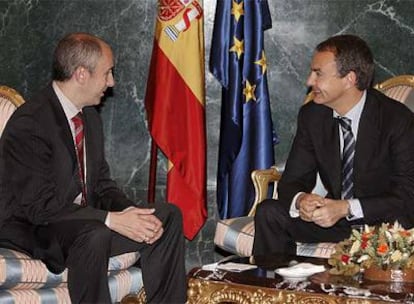 Las negociaciones entre el Gobierno y el PNV han sido largas y no se han decidido hasta el último momento.- En la imagen, el presidente Zapatero en un encuentro con Erkoreka en una reunión, el pasado miércoles en el Congreso