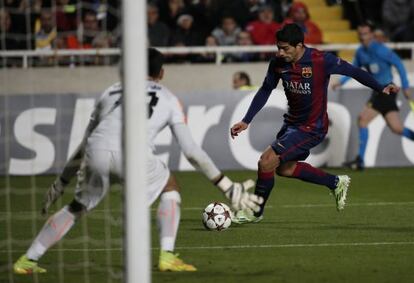 Luis Su&aacute;rez logra su primer gol en partido oficial con el Barcelona, contra el Apoel. 