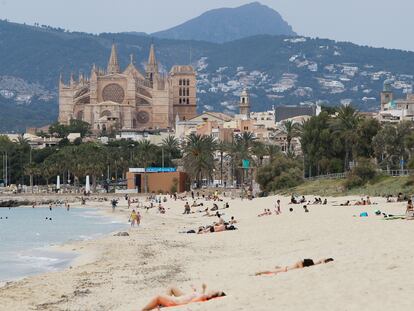 Decenas de bañistas, en una playa de Palma durante el primer día de la fase 2.
