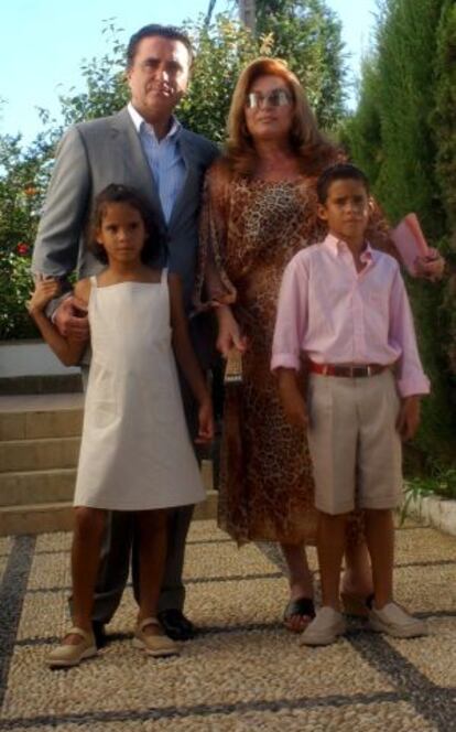 Joisé Ortega Cano. Rocio Jurado y sus dos hijos en 2003.