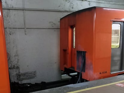 MEX4255. CIUDAD DE MÉXICO (MÉXICO), 15/01/2023.- Fotografía cedida hoy, por la Secretaría de Seguridad Ciudadana, donde se observa la separación de un vagón de la Línea 7 del Sistema del Trasporte Colectivo Metro de Ciudad de México (México). Un vagón que formaba parte de un convoy que recorría la línea 7 del metro de Ciudad de México se separó del resto de los vagones este domingo en su entrada a la estación Polanco, informaron autoridades del Sistema de Transporte Colectivo (STC). EFE/ Secretaría De Seguridad Ciudadana SOLO USO EDITORIAL SOLO DISPONIBLE PARA ILUSTRAR LA NOTICIA QUE ACOMPAÑA (CRÉDITO OBLIGATORIO)