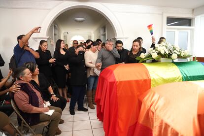 Se realizó también un homenaje para Baena en la sede del Tribunal Electoral del Estado de Aguascalientes. En la imagen, su padre, Juan Baena, y otros familiares lloran frente a los ataúdes de la pareja.