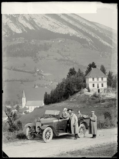 Los amigos de viaje de los Wattebled posando en un Rolls-Royce durante un alto en el camino, en los Alpes en 1921. 