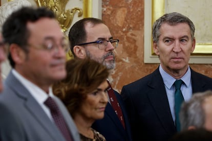 El lder del Partido Popular, Alberto N?ez Feijo mira al Fiscal General del Estado, ?lvaro Garca Ortiz, en el Congreso, este viernes, en los actos del da de la Constitucin.