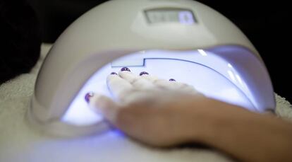 Una lámpara de secado UV/LED es imprescindible para hacer una manicura semipermanente casera.