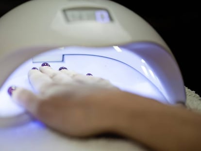 Una lámpara de secado UV/LED es imprescindible para hacer una manicura semipermanente casera.