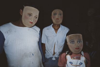 Dos hombres y una niña con máscaras pintadas en Monimbo, Nicaragua.