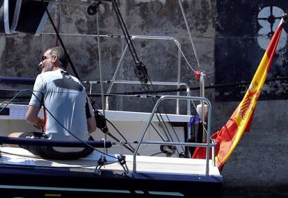 Con la bandera de España en la popa, el velero ha zarpado para dirigirse a una de las áreas de regata habilitadas para los entrenamientos.