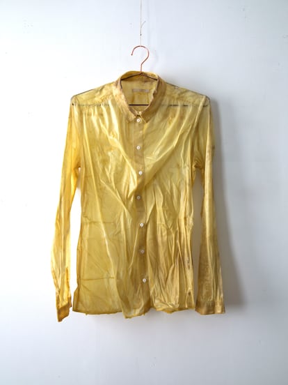 Una de las piezas de la exposición 'Después de antes': 'S_T (Camisa encerada)', una camisa usada bañada en cera, petrificada en su percha.