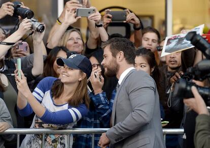 El actor Chris Hemsworth atiende a sus fans durante un estreno.