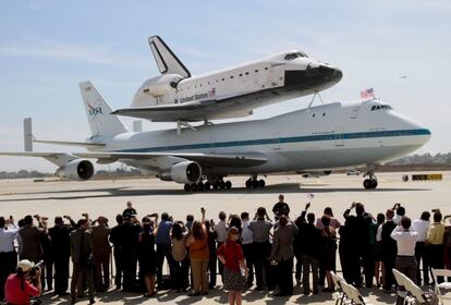 El transbordador espacial Endeavour, acoplado a un Boeing 747, tras su aterrizaje este viernes en el aeropuerto de Los &Aacute;ngeles (EE UU).