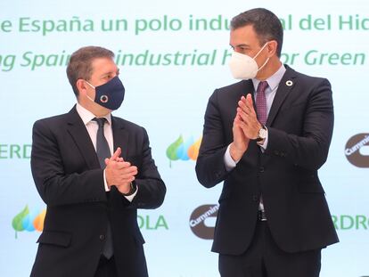 El presidente de Castilla-La Mancha, Emiliano García-Page (izquierda), y el presidente del Gobierno, Pedro Sánchez, el lunes en un acto en Toledo.