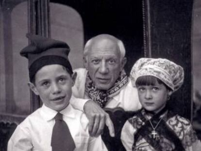 Claude, Pablo y Paloma Picasso, en 1954.