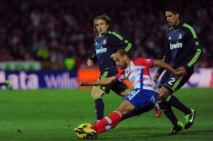 Mikel Rico controla el balón ante Modric y Varane.