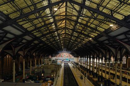 La estación de Liverpool Street en Londres, casi vacía este martes por la huelga ferroviaria más grande del Reino Unido en décadas. Las conversaciones de último minuto entre un sindicato y las compañías ferroviarias no lograron un acuerdo sobre salarios y seguridad laboral. Hasta 40.000 limpiadores, trabajadores de mantenimiento y personal de la estación harán huelga también durante el jueves y el sábado. 