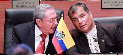 El presidente de Cuba, Raúl Castro, conversa con su homólogo de Ecuador, Rafael Correa