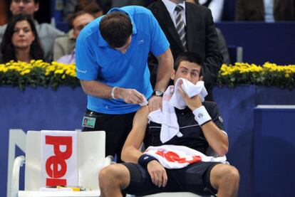 Djokovic es atendido durante las semifinales del torneo de Basilea.
