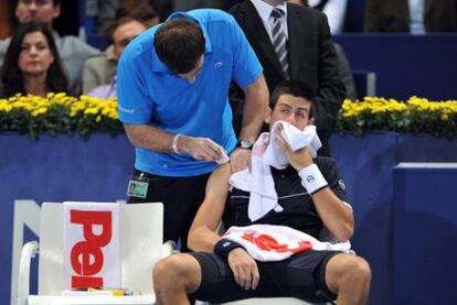 Djokovic es atendido durante las semifinales del torneo de Basilea.