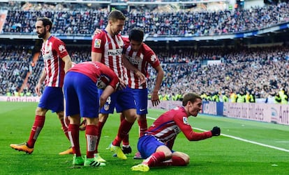 Griezmann celebra el gol de la victoria con sus compa&ntilde;eros.