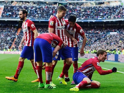 Griezmann celebra el gol de la victoria con sus compañeros.