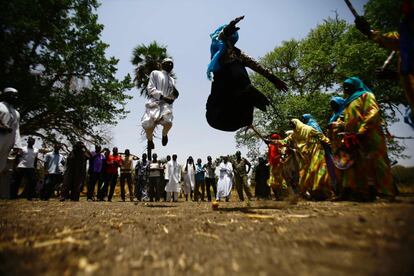 Sudaneses bailan en el mercado de Um Bager, cerca de la reserva nacional de Dinder, una región protegida a 480 kilómetros de la capital Jartum, Sudán.