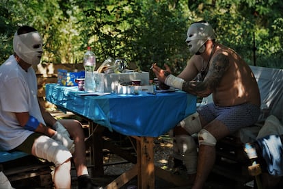 Iurii (derecha), de 30 años, conversa con un compañero tras ser atendidos por quemaduras después de que su blindado fuera alcanzado por un misil ruso. 