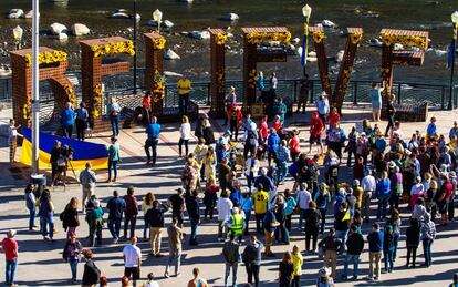 Decenas de personas se reúnen en la plaza de Reno, Nevada (EE UU), para apoyar a Ucrania. Los lugareños se reunieron en la plaza de la ciudad para colocar girasoles en las esculturas y expresar su apoyo al país invadido.