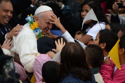 El papa Francisco, rodeado de niños mientras pasea por el poblado chabolista de Varginha en Río de Janeiro (Brasil), el 25 de julio de 2013.