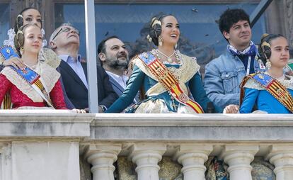 El ministro de Fomento, José Luis Ábalos, en el balcón municipal junto al alcalde Joan Ribó y las falleras mayores de 2019.