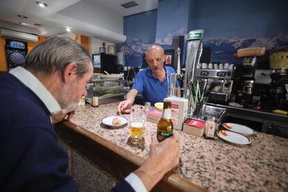 Vicente Hernández, en su Bar Tapakubos, en el Paseo Quince de Mayo, en Carabanchel Alto. Las obras durante años de la M-30, la demolición del Calderón y el contrapeso que ha ejercido Madrid Río en de las calles aledañas, donde se ha abierto un Madrid más verde y gentil con el ciudadano, ha levantado un muro invisible alrededor de esta avenida, cuyo esplendor emite sus últimos destellos desde el pasado.