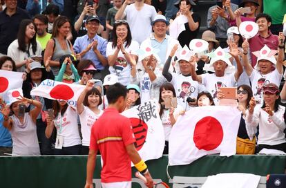 Un grupo de fans japoneses anima al tenista Kei Nishikori durante su partido frente a Gilles Simon, el 1 de junio de 2018.