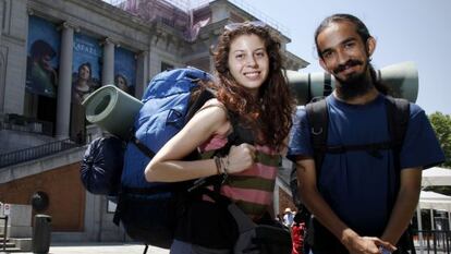 Dos turistas turcos posan fuera del Museo del Prado en Madrid.
