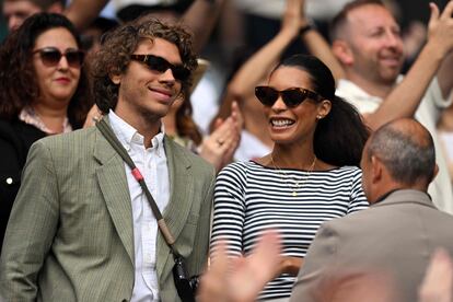 Otro de los invitados a Wimbledon ha sido Elias Balthasar Becker, hijo del tenista alemán Boris Becker, de 21 años. Junto a él se pudo ver a su madre, Barbara Feltus, con la que el deportista estuvo casado ocho años y mantiene una excelente relación. 