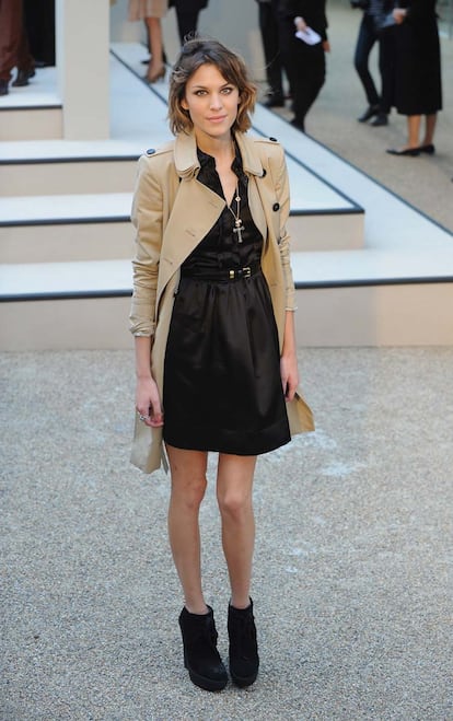 La gabardina es uno de los básicos de su armario. Para asistir al desfile primavera-verano 2010 de Burberry Prorsum, eligió este 'trench' de la firma británica y un sencillo LBD (little black dress).