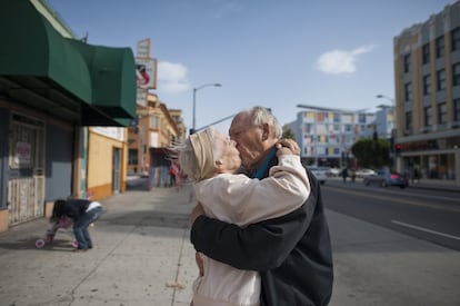 Jeanie y Will se besan después de una pelea. De la exposición 'Senior love triangle'