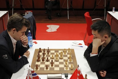 Carlsen y Yi Wei, durante su partida de la 2ª ronda